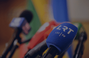 LRT mikrofonai spaudos konferencijoje, iliustruojantys straipsnio temą apie LRT peticiją.
